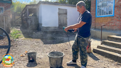 Ремонтируем старый саманный дом и штукатурим новый.