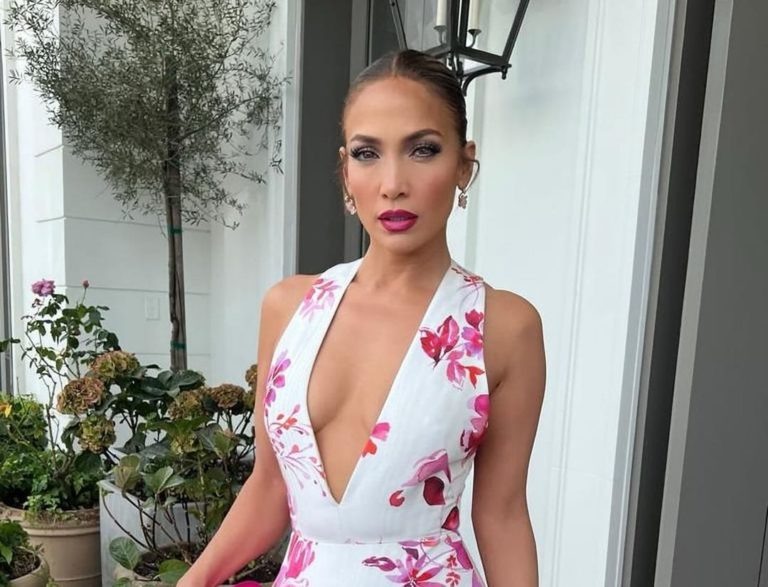    Фото: @jlo Маргарита Салахова