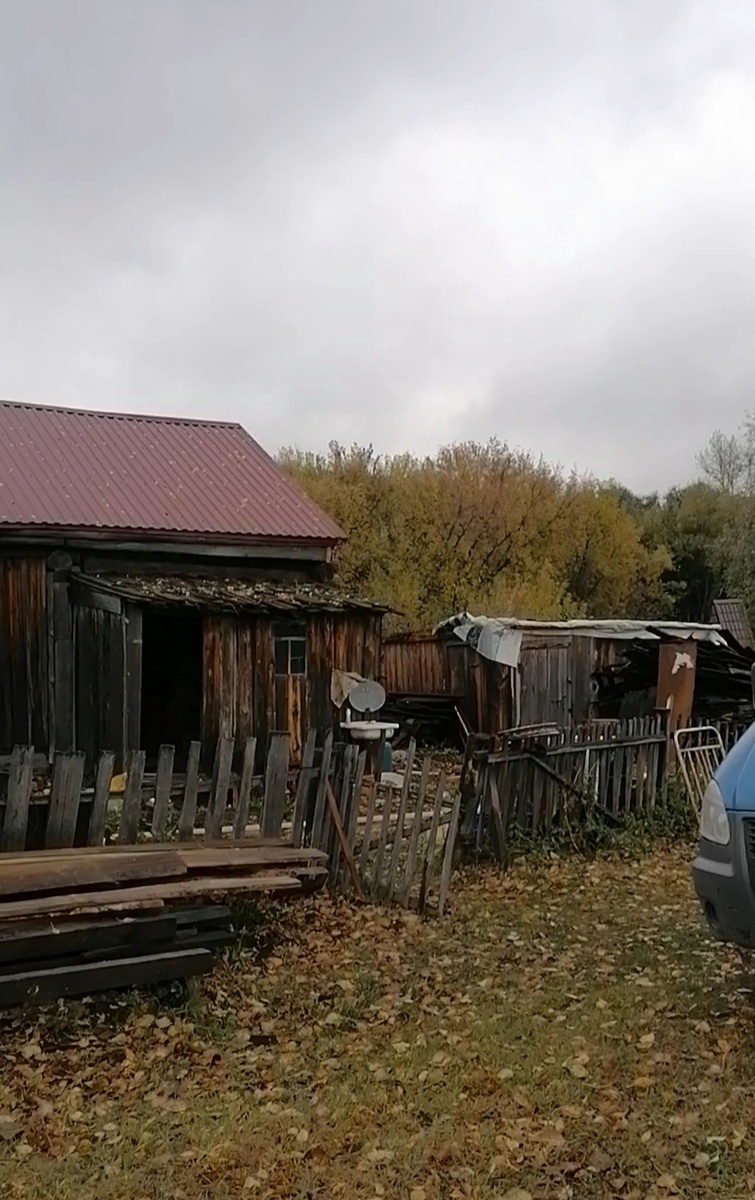 Старое крыльцо и старый забор