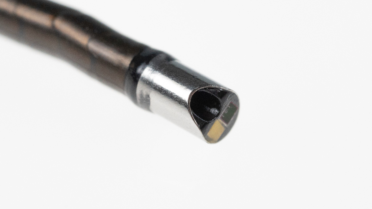 Дистальный конец одноразового гибкого видеоуретерореноскопа FLEX-XC1. Рабочий канал 3,5 Шр. (в положении 3 часа), размер тубуса 9 Шр., чип CMOS и встроенный светодиодный источник света