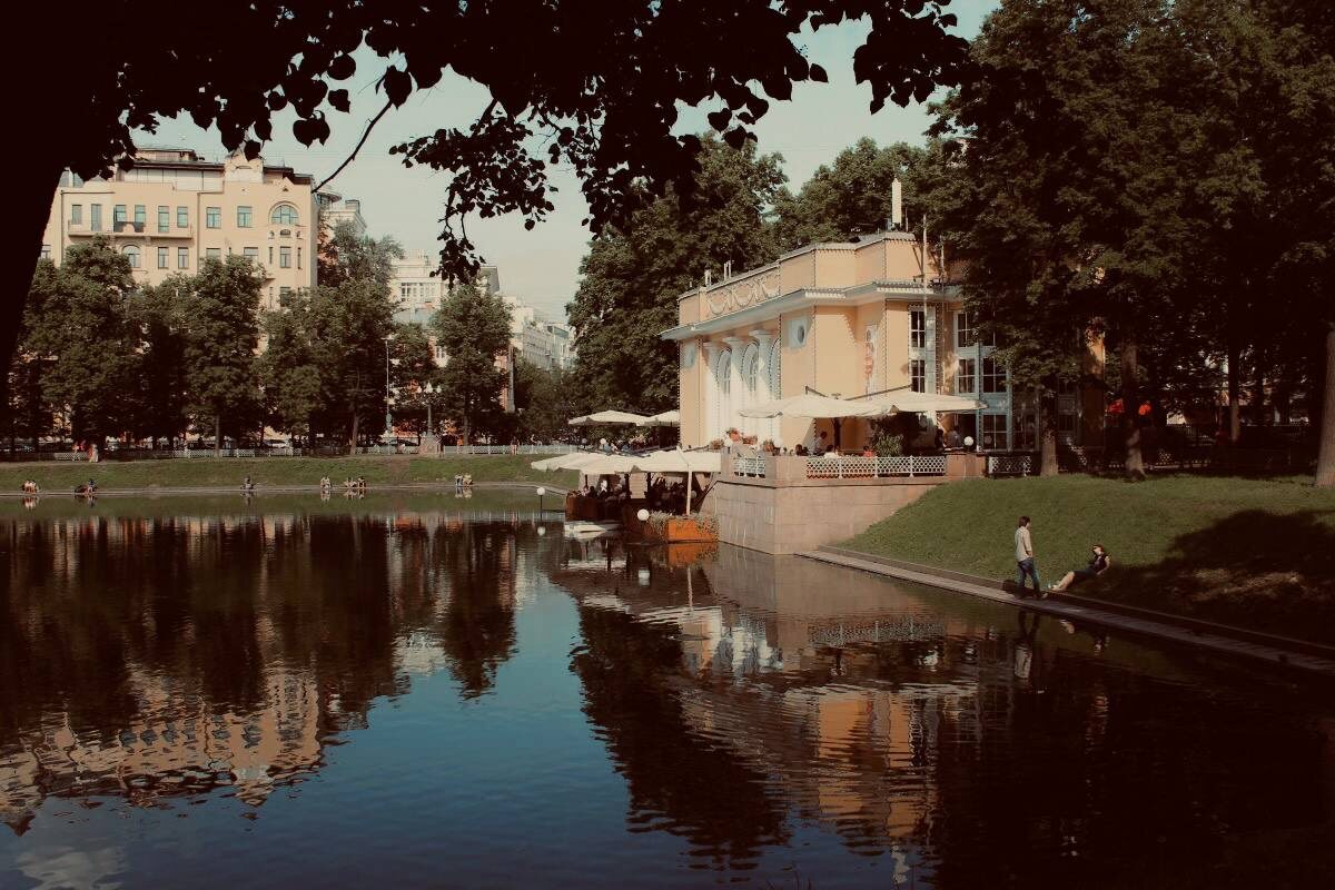 Патриаршие пруды. Именно здесь повстречались несчастные Берлиоз и Бездомный с легендарным Воландом. 