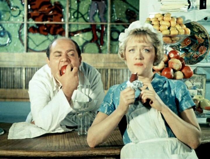 Кадр из фильма "Полосатый рейс" (1961), kino-teatr.ru