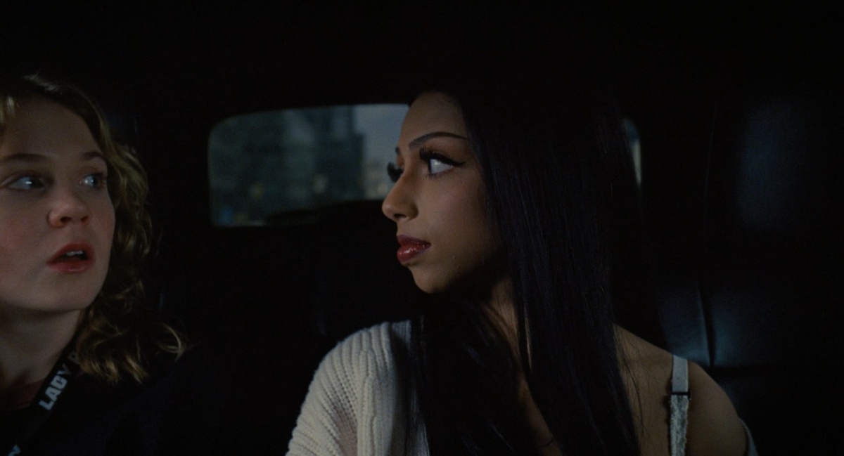 "Теперь я в центре!" - "Но, ты же страшная!?" Кадр из фильма "Ловушка"