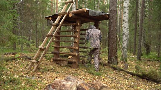 ЛЕСНАЯ ХИЖИНА СПАСАЕТ ОТ ДОЖДЯ И ВЕТРА. ОБУСТРОЙСТВО И НОЧЛЕГ В ТАËЖНОЙ ЛАЧУГЕ. СТРОЮ ДРОВНИК,ЖИЗНЬ И БЫТ ОДИНОКОГО ОТШЕЛЬНИКА.