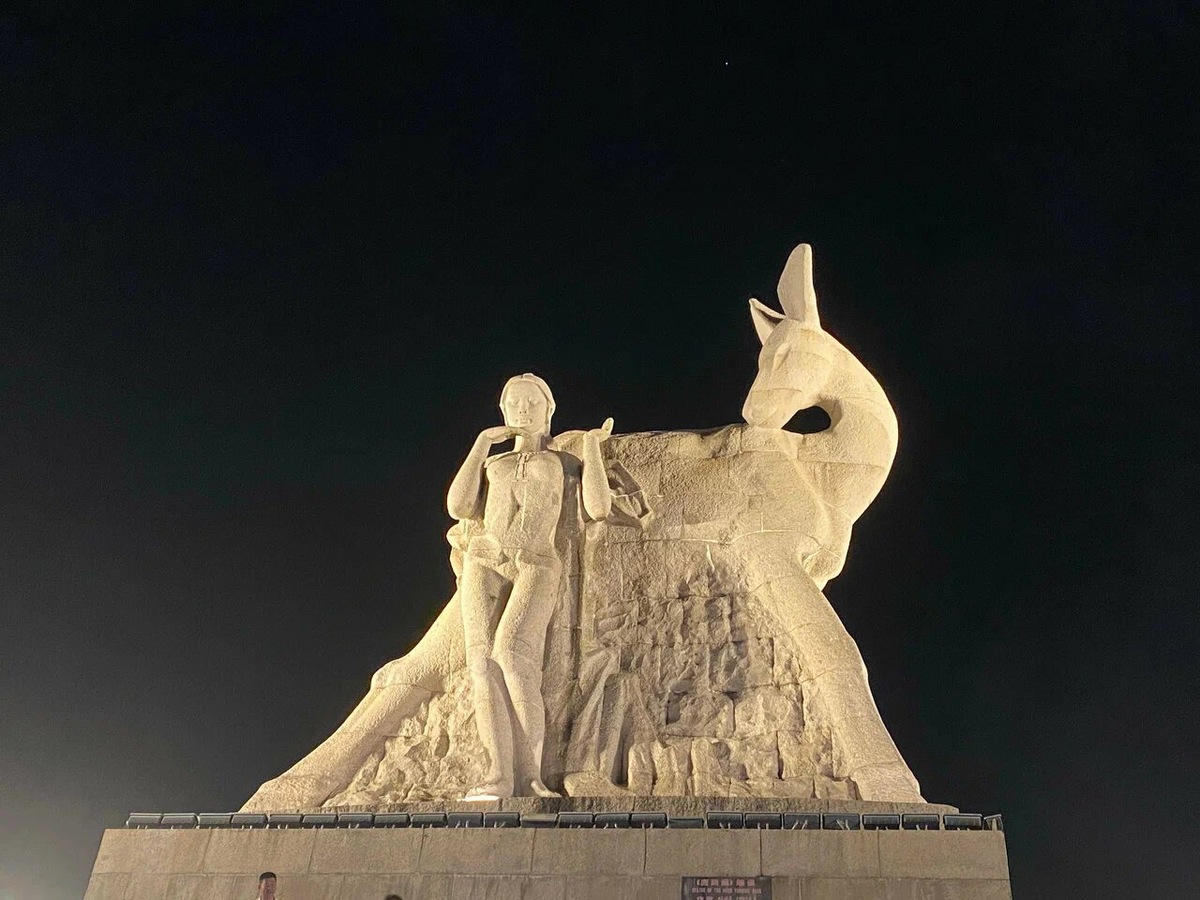 At the site of the first meeting of the young man and woman from the legend, a monument was erected and a park was laid out. Photo: Galina / Yandex Maps