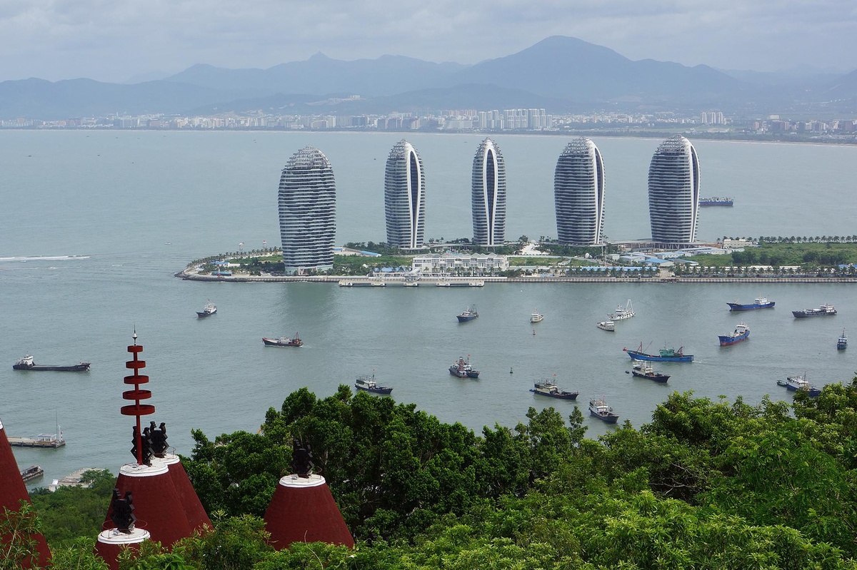 The opening panorama of the city against the backdrop of the South China Sea shows the futuristic skyscrapers of Phoenix Island and tree houses. Photo: lienyuan lee / Wikimedia