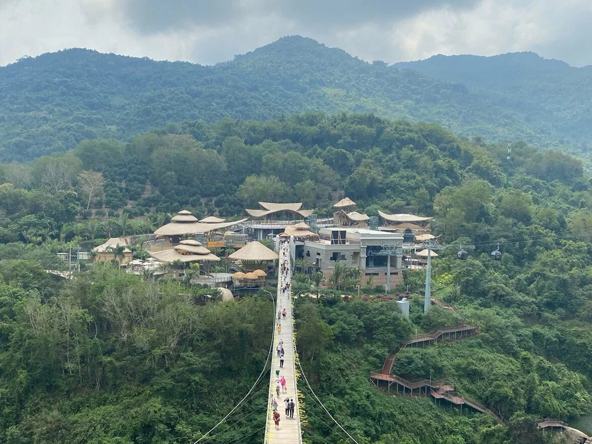 Traveling on bridges over the jungle, you can see relict ferns, waterfalls, and century-old trees. Photo: Galina / Yandex Maps