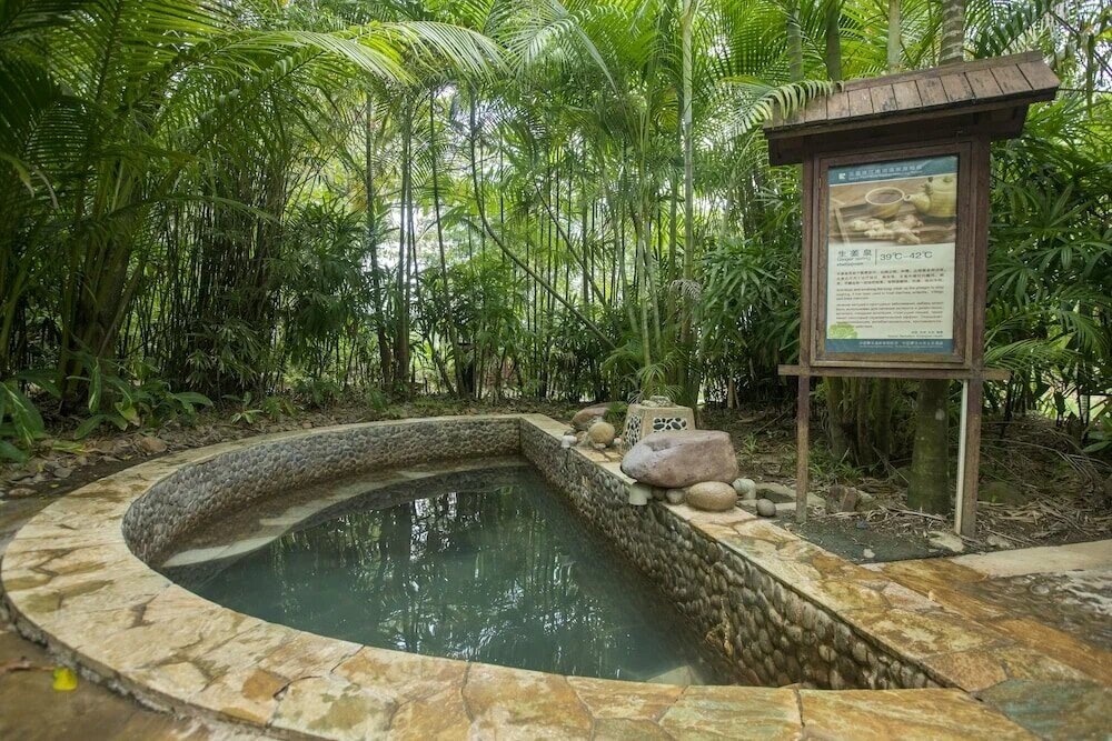 The resort has small baths and pools, deeper ones for adults, and shallow ones with slides for children. Photo: - / Yandex Maps