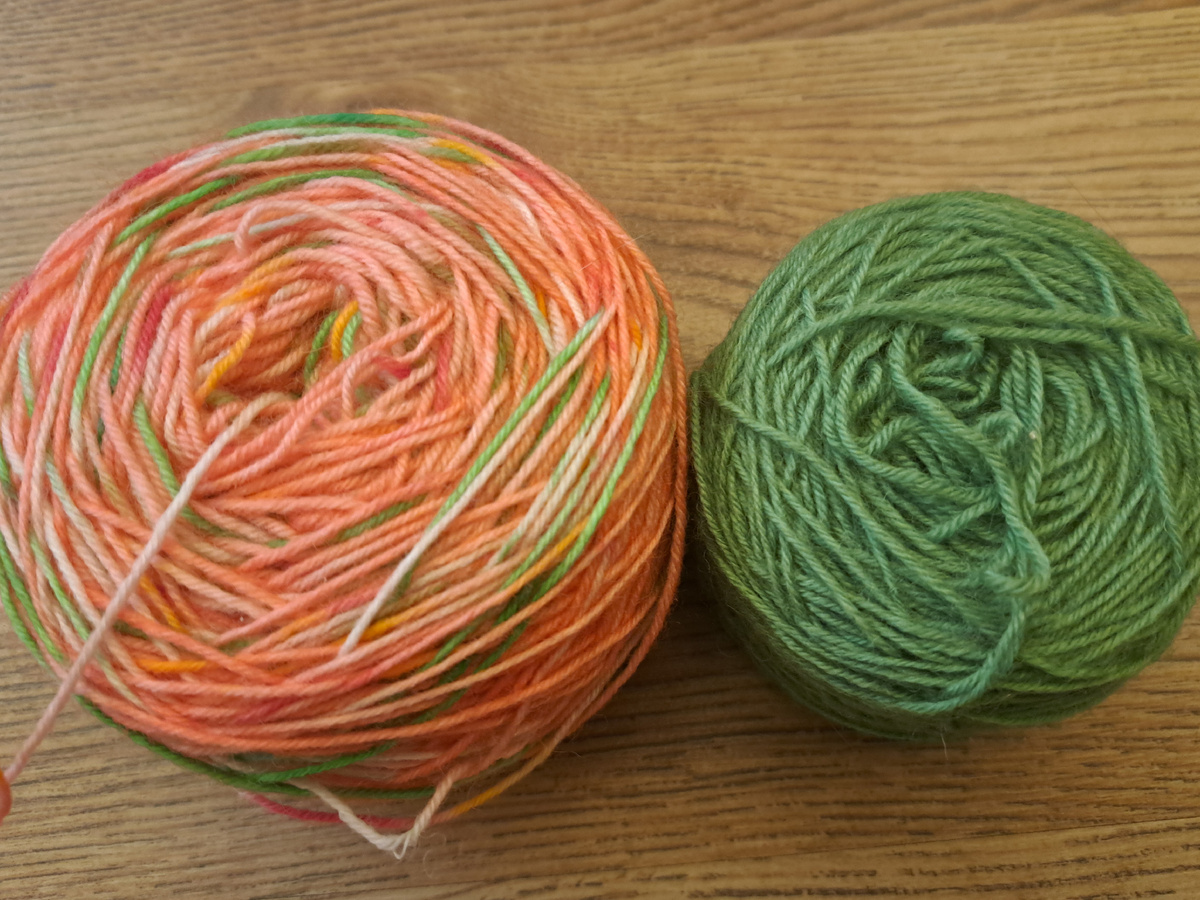 Изначальный цвет розового мотка 01, про зелёный не знаю ничего