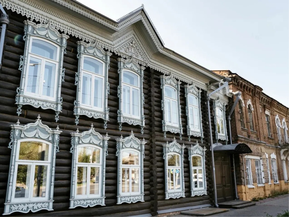 Центральный треугольный фронтон, вензель и наличники окон второго этажа — оригиналы, они уцелели при пожаре. Фото: Светлана Хмельницкая / Яндекс Карты