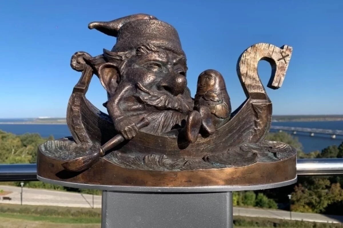    У памятника Богдану Хитрово в Ульяновске появился колобок — Стенька Разин