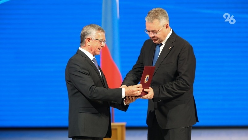    Сергей Тарасов вручает Владимиру Владимирову удостоверение об избрании на пост главы региона Фото: Дмитрий Ахмадуллин / / ИА «Победа26»