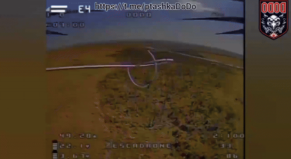 ПОЖАЛУЙ, ПЕРВОЕ ВИДЕО ПРИМЕНЕНИЯ ЗАЖИГАТЕЛЬНОЙ СМЕСИ С БЕСПИЛОТНИКА. УКРАИНСКИЙ ОПЕРАТОР УНИЧТОЖАЕТ ПОСАДКУ ПОД БАХМУТОМ, В КОТОРОЙ ОКОПАЛИСЬ НАШИ БОЙЦЫ. ИСТОЧНИК: ОДИН ИЗ ВРАЖЕСКИХ ТГ-КАНАЛОВ