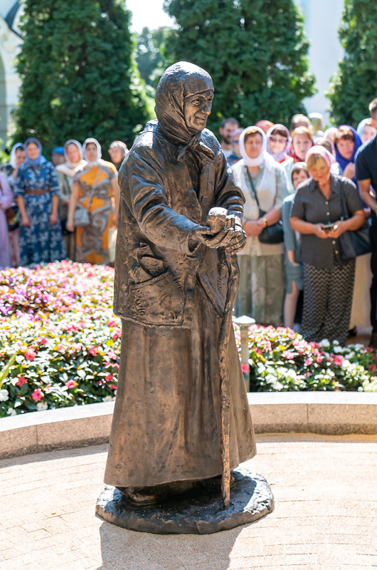 Блаженная Феоктиста покупала на пожертвования булки и угощала ими нуждающихся