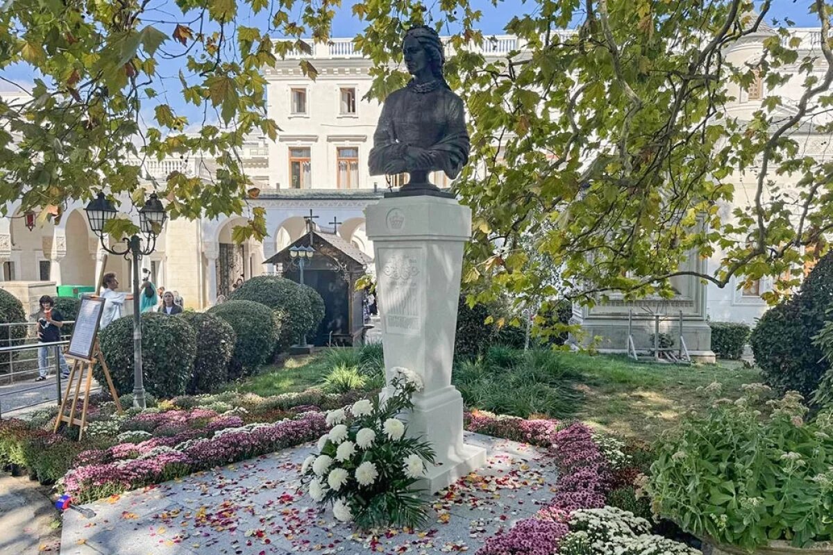    Памятник стоит у Крестовоздвиженской церкви.