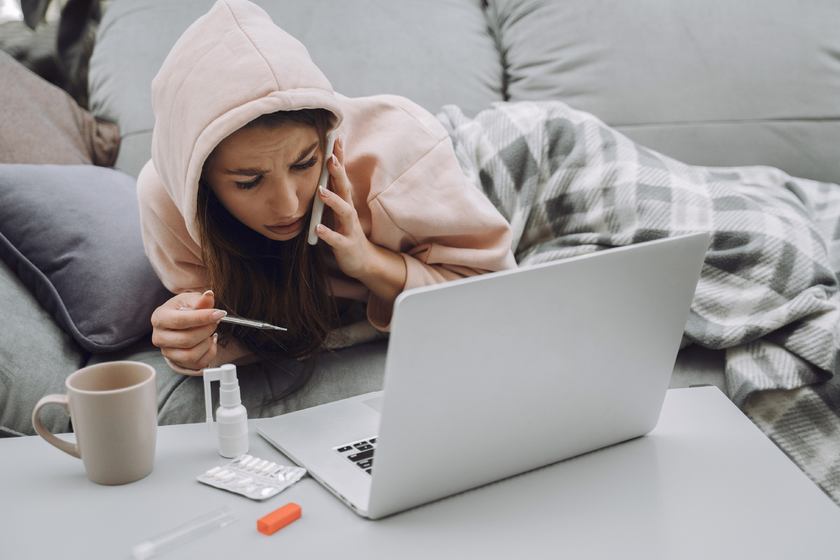 <a href="https://ru.freepik.com/free-photo/sick-woman-with-headache-sitting-home_9246886.htm#fromView=search&page=1&position=3&uuid=af2162f4-3307-43e6-9ff8-e39671efcac4">Изображение от prostooleh на Freepik</a>