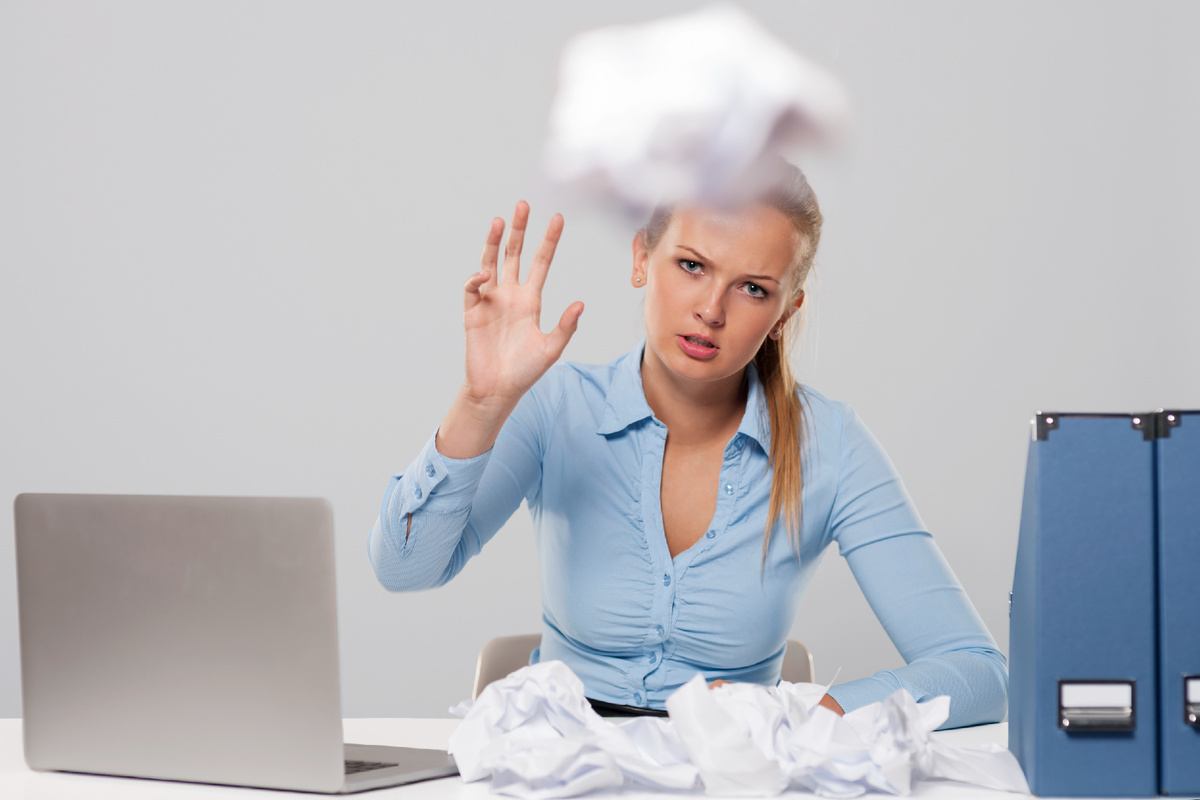 <a href="https://ru.freepik.com/free-photo/tired-woman-throwing-out-office-documents_10686580.htm#fromView=search&page=1&position=29&uuid=12d5b27e-5759-43d0-888f-6926a2b261d5">Изображение от gpointstudio на Freepik</a>