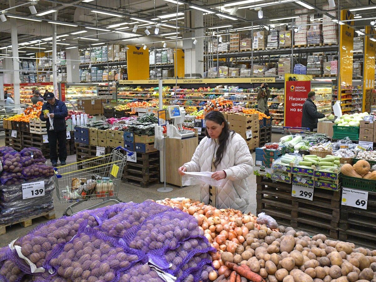    Женщина в овощном отделе гипермаркета "Лента Эконом" в Санкт-Петербурге© РИА Новости / Александр Гальперин