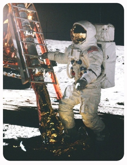 Алан Бин спускается на Луну - четвертый в мире человек, сделавший это. 