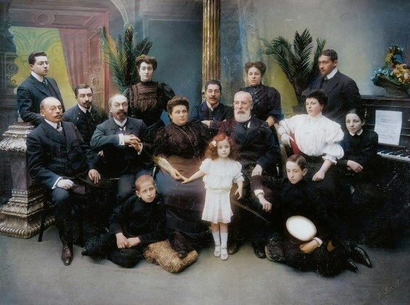 Семья И.О. Авербах (в центре справа)