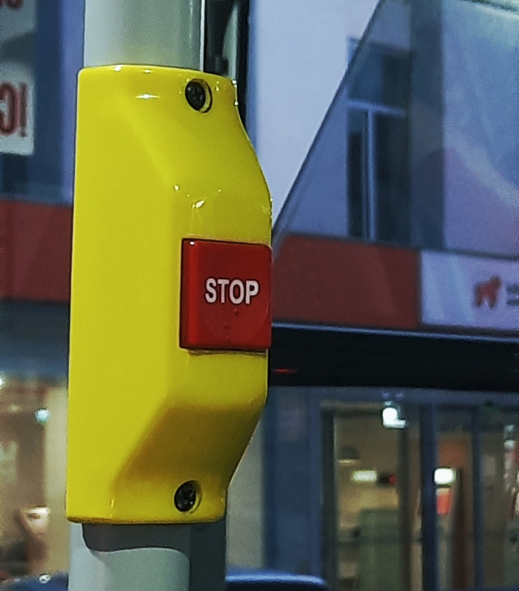 Автобус едет и едет, не останавливается на остановке, если никто не выходит