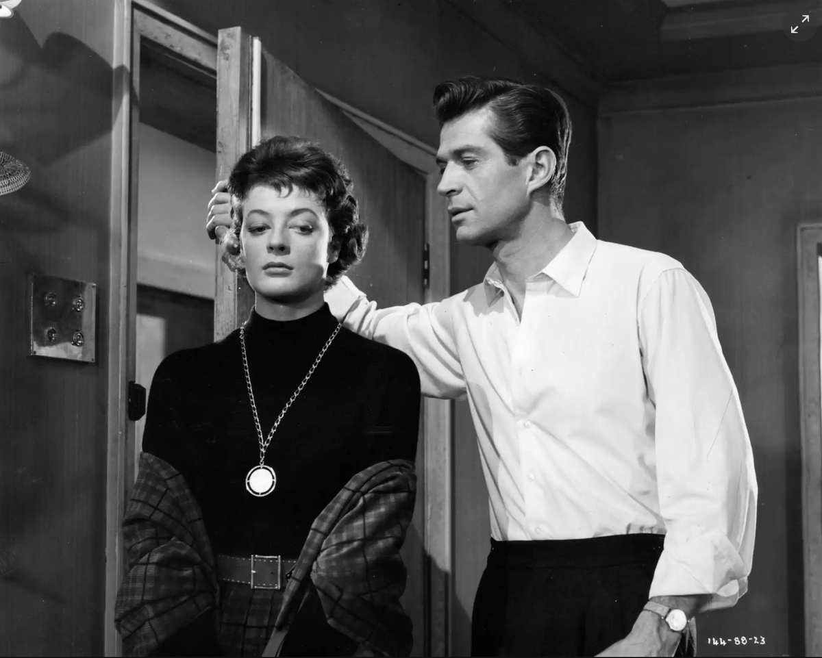 Смит с Джорджем Нейдером в фильме студии Ealing Studios «Некуда идти», 1958 г. Фотография: Архив Халтона/Getty Images