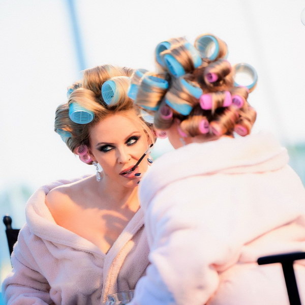     Кайли Миноуг показала яркий клип из нового альбома