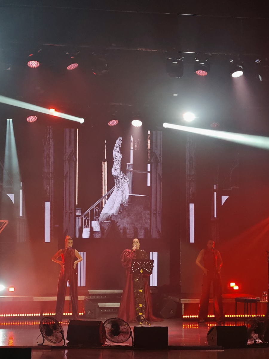 В начале концерта наряды были довольно скромные 