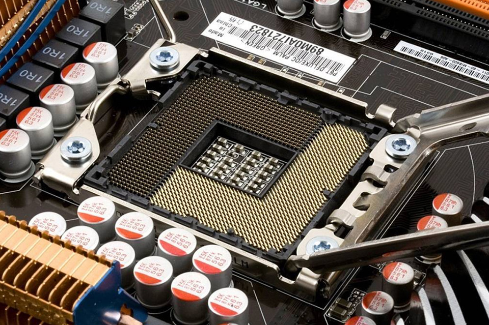 Это сокет intel (LGA 115X или 1200, что-то такое).
Фото из открытых источников