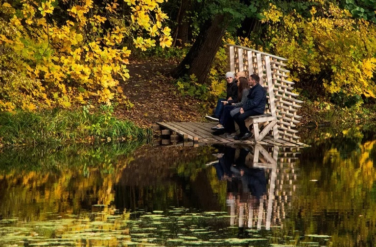 Отдыхающие на пруду в усадебном парке "Суханово" в Московской области.