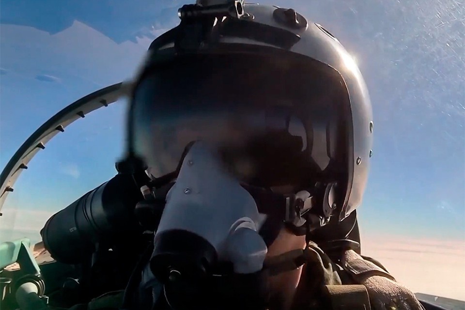    Экипажи многоцелевых истребителей Су-35С отработали патрулирование и прикрытие действий самолетов бомбардировочной и штурмовой авиации, а также вертолетов армейской авиации при нанесении ударов по военным объектам и технике ВСУ Минобороны РФ