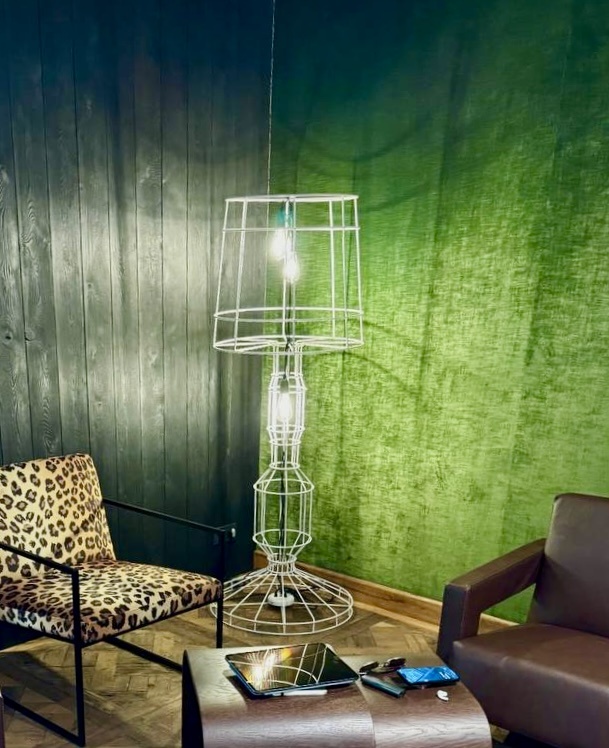 Дизайн магазина сочетает в себе элементы современного стиля и традиционной грузинской архитектуры, создавая уютную и располагающую атмосферу.