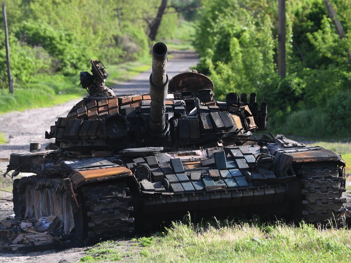    Подбитый танк ВСУ в селе Цуповка в Херсонской области© РИА Новости / Виктор Антонюк