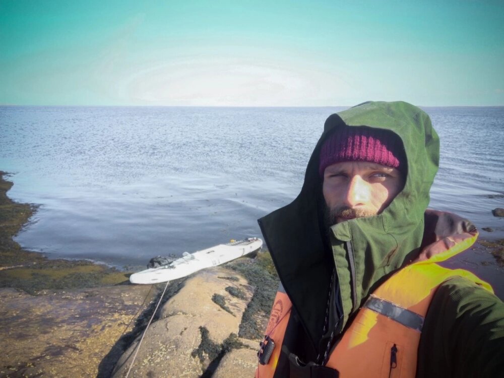    После того, как Максим уже плавал на сап-борде в Чёрном море и Онежском озере, он решил отправиться в путешествие по Белому морю. Фото: Из личного архивa