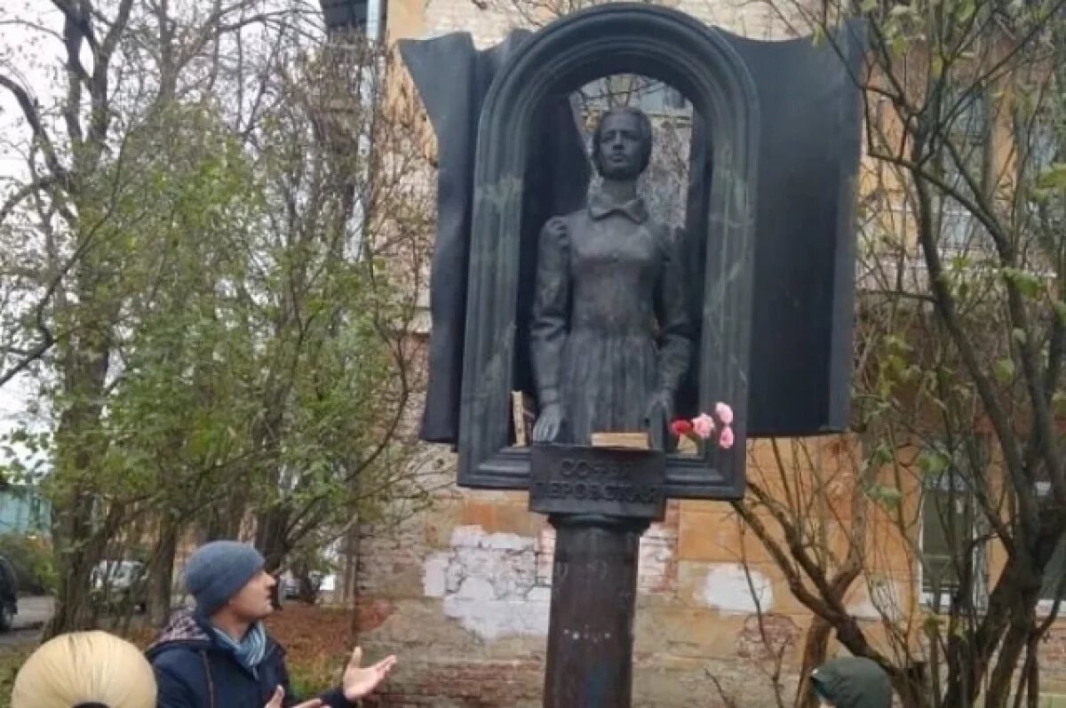    У памятника Софье Перовской на улице Воскресенской проходят квесты и городские экскурсии.