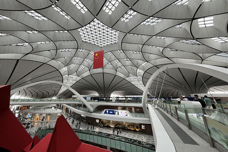    Впечатляющий дизайн терминала в виде золотой звезды был разработан бюро архитектора Захи Хадид (на фото — международный аэропорт Даосин в Пекине)