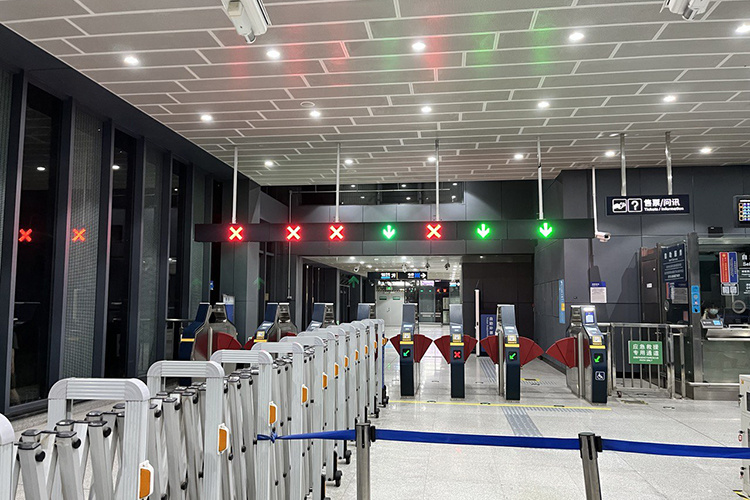    Сотрудники в аэропортах и на вокзалах Китая не владеют английским, так что без сопровождения переводчика вы попросту не поймете, что от вас хотят