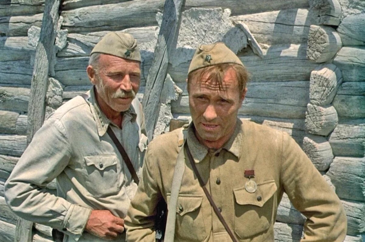    Василий Шукшин и наш земляк Иван Лапиков во время киносъёмок.