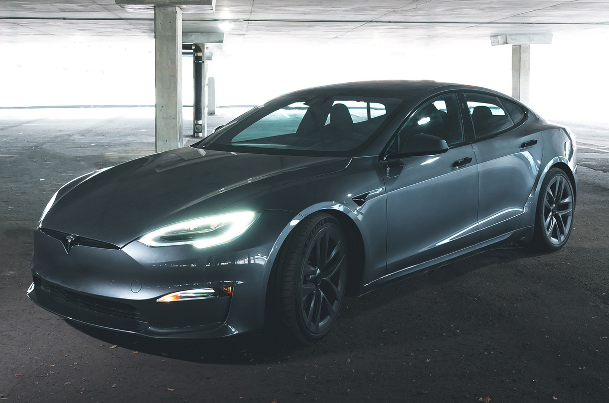    ### Tesla Model S Plaid Максимальная скорость — 322 км/ч. Ускорение 0-97 км/ч (60 миль/ч) — 1,9 секунды   
Tesla