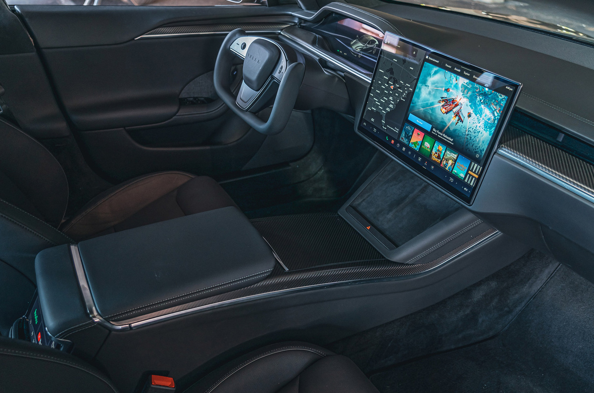    Лифтбек из США отнюдь не на первых строчках в рейтинге быстрейших, но, поверьте — он требует уважения к собственной персоне. Plaid считается настоящим убийцей бензиновых суперкаров, и в этом ему помогают три мотора совокупной мощностью 1034 л.с. Заявленный запас хода — 578 км.   
Tesla