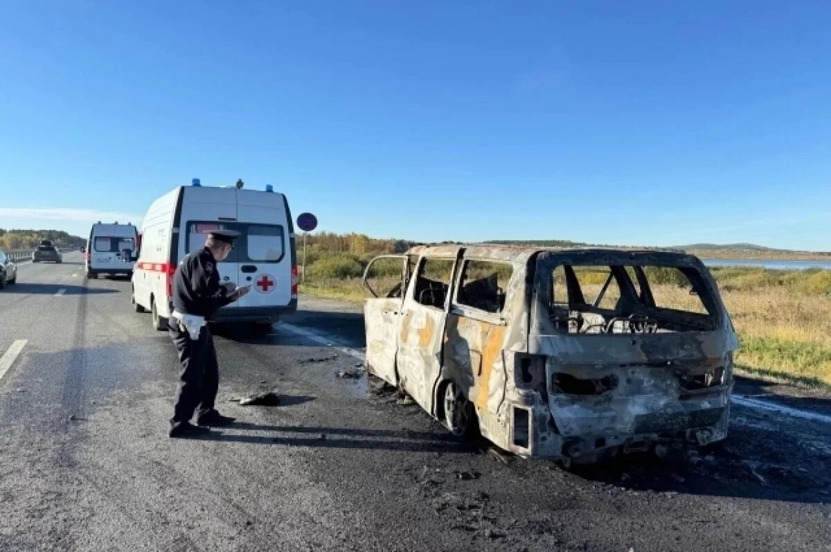    На свердловской трассе загорелся автомобиль, пострадали шесть человек