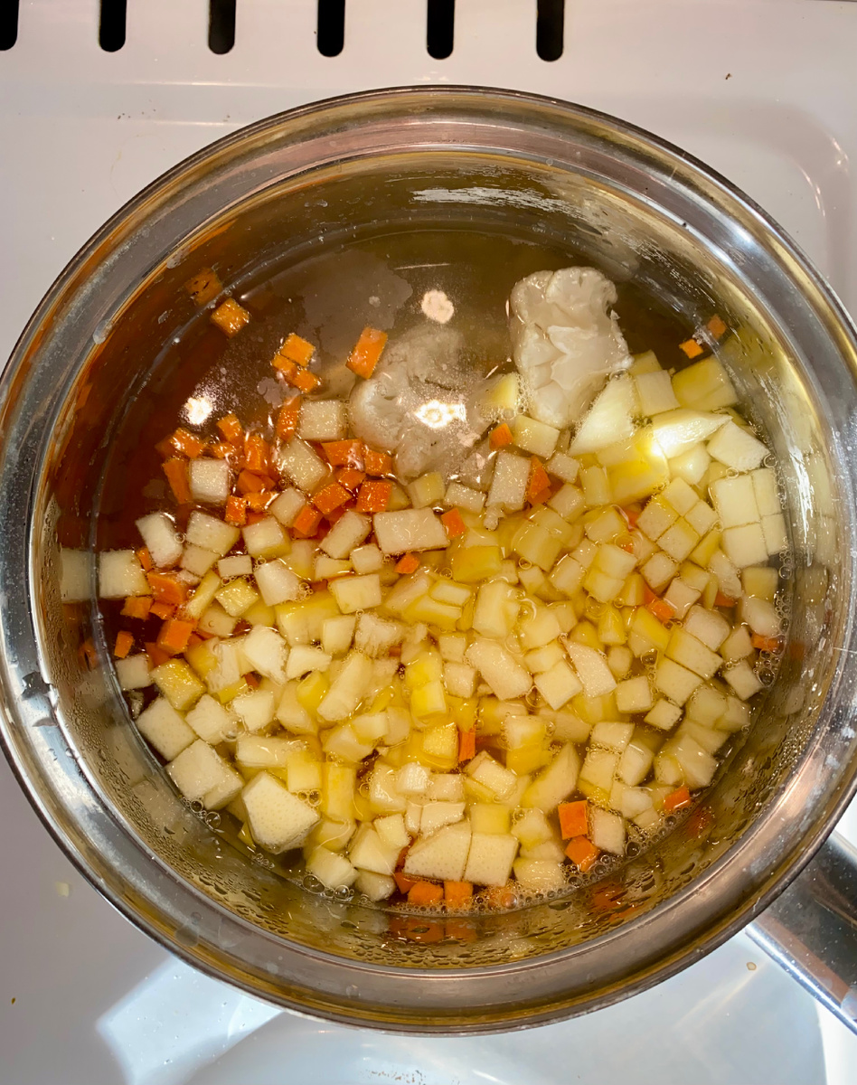 В сотейник или кастрюлю наливаем воды и отправляем туда овощи