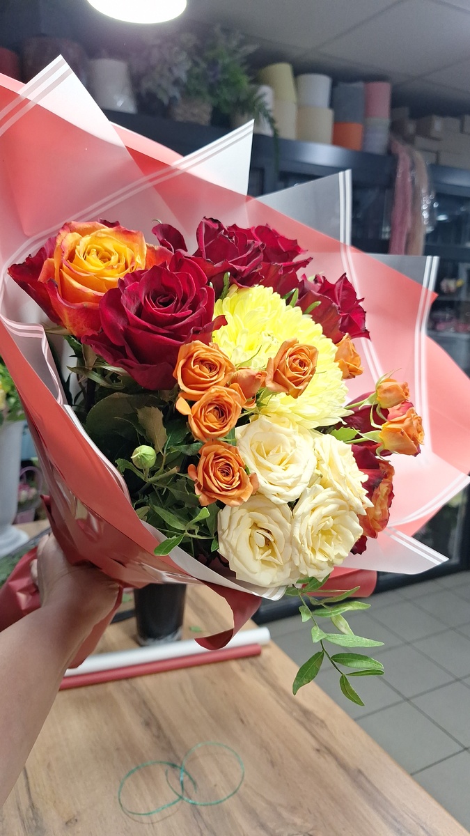 Букетов много наделала, такое красивое ещё сердце сделала, но сфоткала, не успела