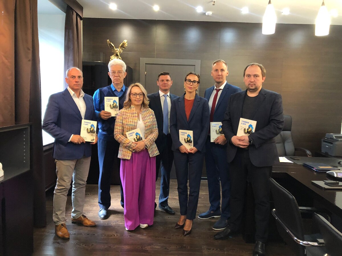 Руководство ООО "НИПИ нефти и газа УГТУ", институт помогает в издании нашей газеты