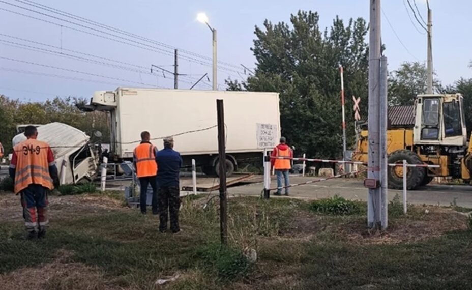    Водителя грузовика деблокировали и передали медикам. Фото: ДПЧС по Ростовской области