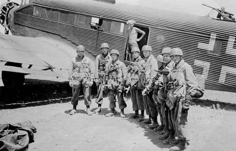  Немецкие десантники перед погрузкой в самолёт