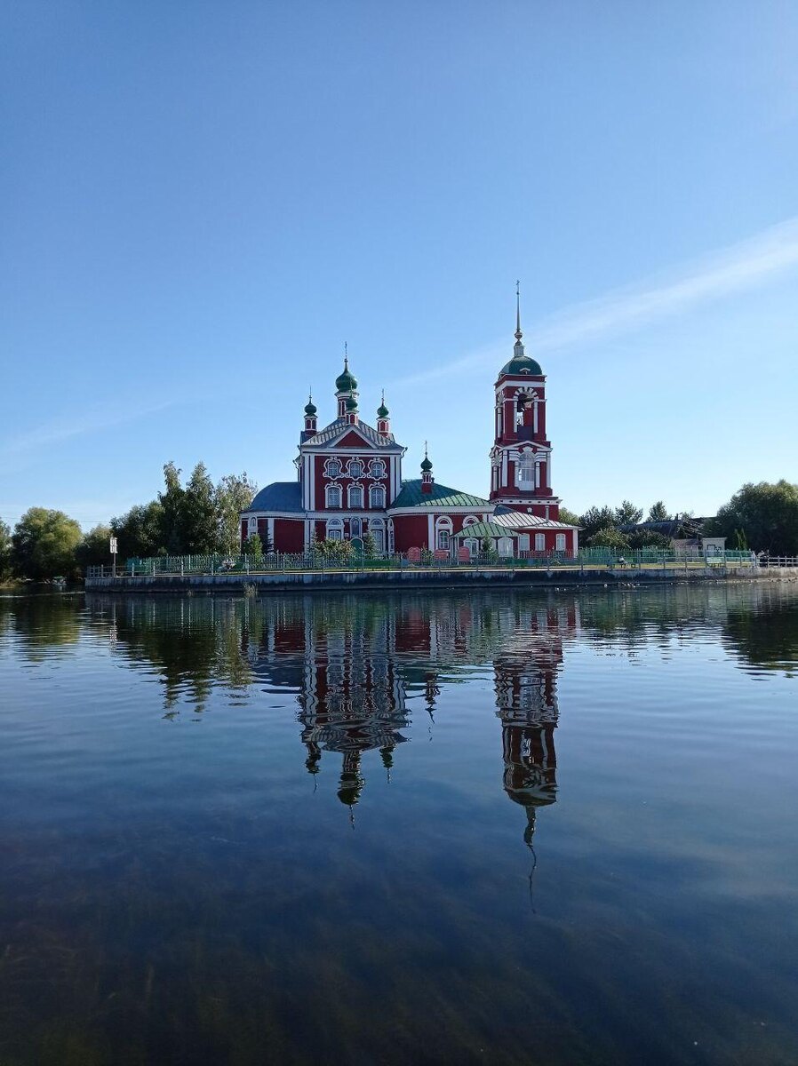 Храм Сорока мучеников Севастийских 17 века. Вид с Плещеева озера. 