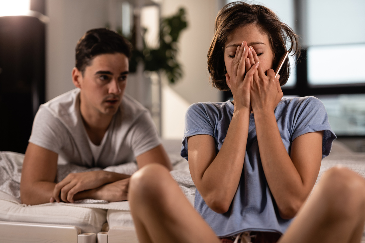 <a href="https://ru.freepik.com/free-photo/young-woman-feeling-frustrated-while-having-relationship-problems-arguing-with-her-boyfriend-bedroom_25624168.htm#fromView=image_search&page=1&position=0&uuid=c2e0cf47-8cca-4895-b231-f573c6ce90a8">Изображение от Drazen Zigic на Freepik</a>