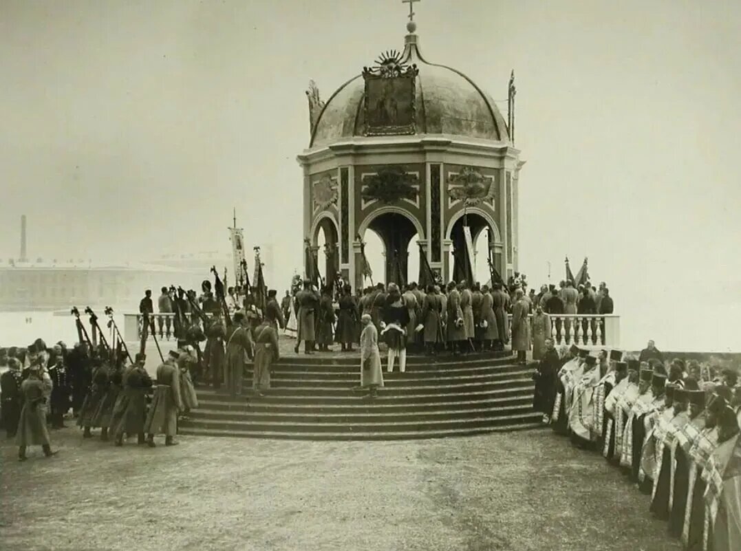 У иордани на Неве каждый год выстраивали деревянный павильон. Водосвятие, 1900 год. Источник: telegra.ph