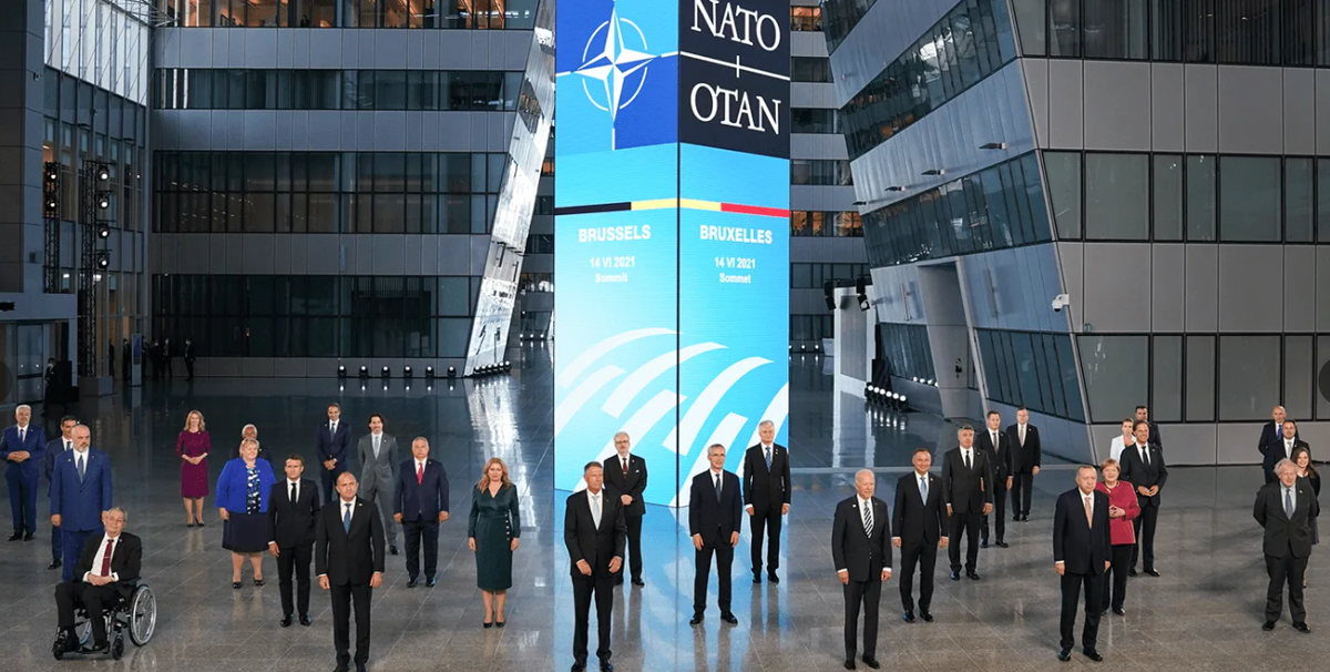 1999 - 2024 год. Коллективный запад: "Давайте уничтожать все страны с неправильными демократиями, ведь только наша демократия правильная". Хотя на самом деле нет нигде никакой "правильной" демократии. Везде правят олигархи и тем более в США!